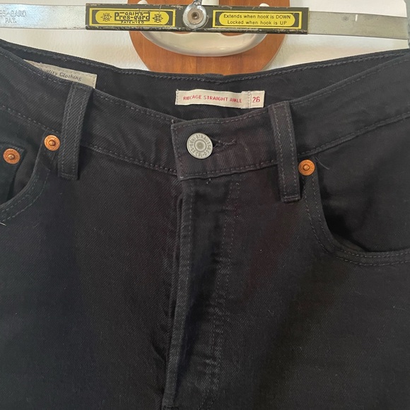 Levi’s Ribcabe Straight Ankle Size 26 Black Denim - Picture 6 of 6